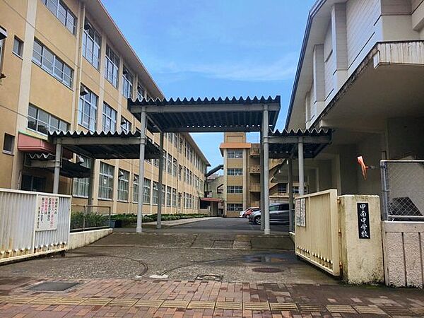 甲南中学校児童数は約373名、教員数は約25名です。（令和7年4月） 300m