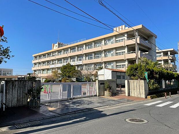 草牟田小学校草牟田小学校児童数は約482名、教員数は約32名です。（令和7年4月） 650m