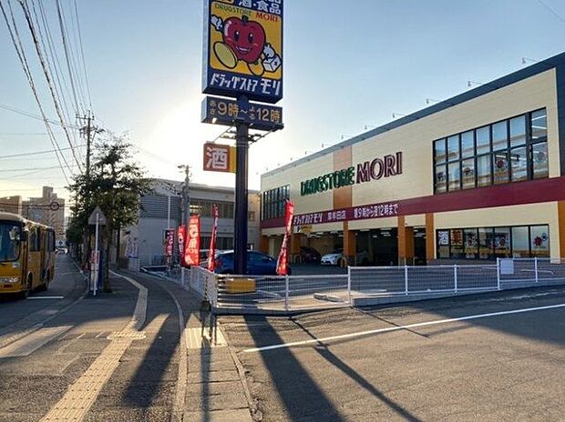 ドラッグストアモリ 草牟田店ドラッグストアモリ 草牟田店・営業時間9:00〜24:00・駐車場38台完備 500m