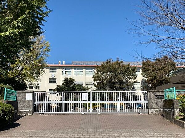 吉野中学校生徒数は約960名、教員数は約54名です。（令和7年4月） 2130m