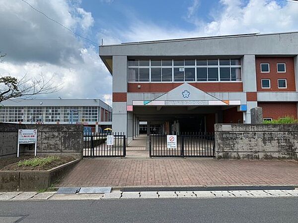 牟礼岡小学校牟礼岡小学校児童数は約93名、教員数は約12名です。（令和7年4月） 900m