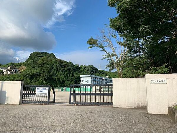 坂元中学校生徒数は約369名、教員数は約27名です。（令和7年4月） 1100m