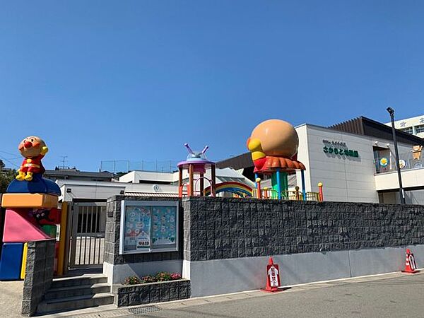 認定こども園 さかもと幼稚園・園児数 117名(令和3年度)・給食 月～土(月に1回愛情弁当)・駐車場 最大40台(敷地前に7台) 700m