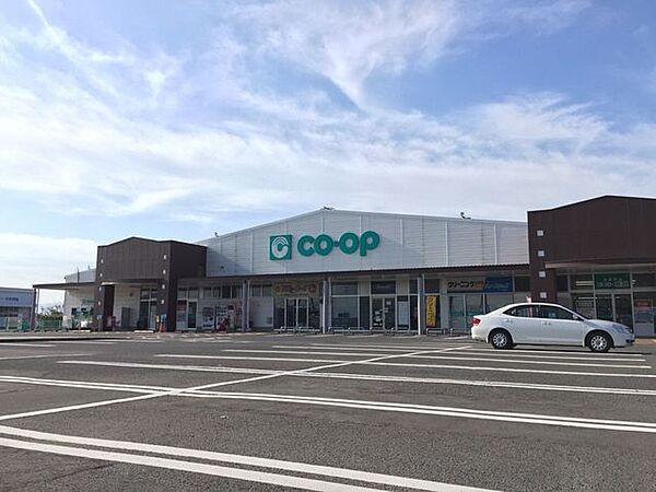 コープ 姶良店・営業時間9:30～21:00・駐車場 : 250台(内3台は優先駐車場）・ダイソー、ユニクロ、西松屋、シュープラザ、ミスタードーナツ、ドラッグストア同敷地内に有り 1100m
