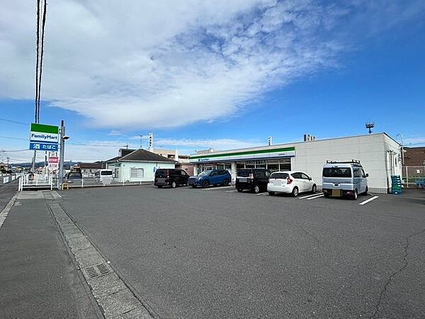 ファミリーマート 姶良西餅田店 680m