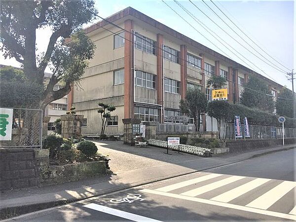 帖佐中学校生徒数は約818名、教員数は約56名です。（令和7年4月） 1200m