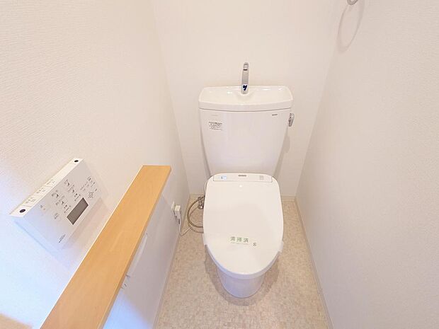 トイレは落ち着いた白を基調としてます。