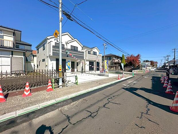 前面道路含む外観