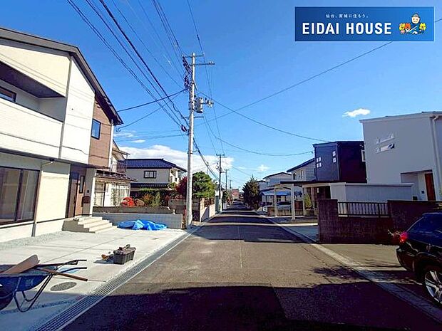 前面道路含む外観