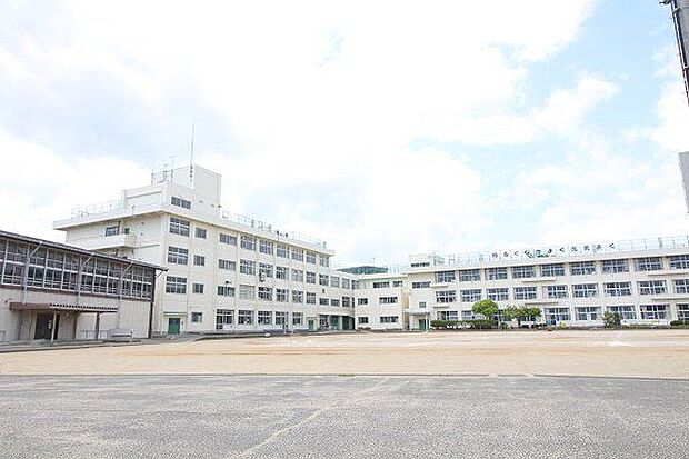 仙台市立西多賀小学校 徒歩11分。 820m