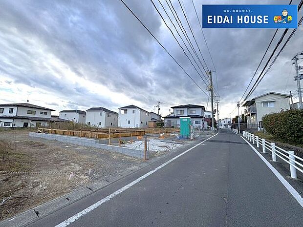 前面道路含む外観