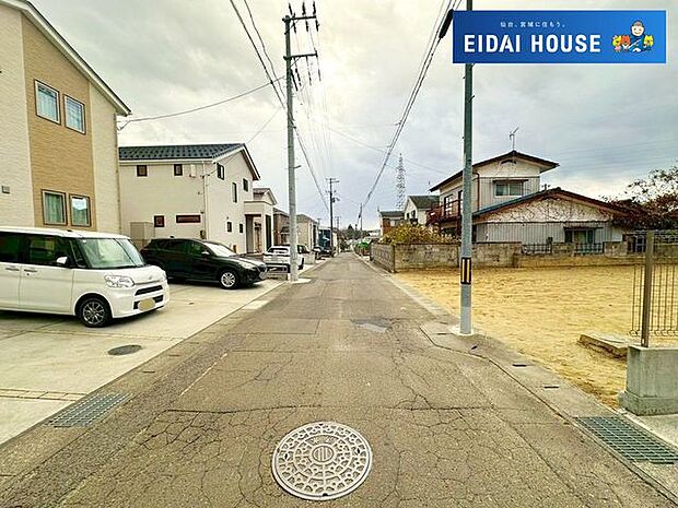 前面道路含む外観