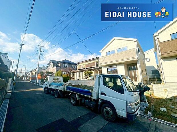 前面道路含む外観