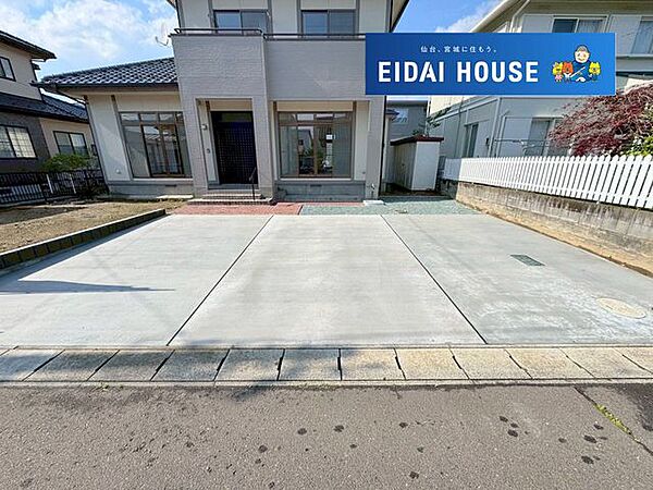 前面道路含む外観