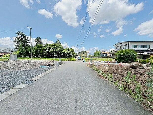 前面道路含む外観