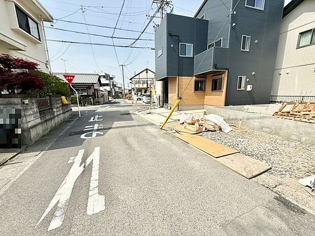 *西側前面道路*