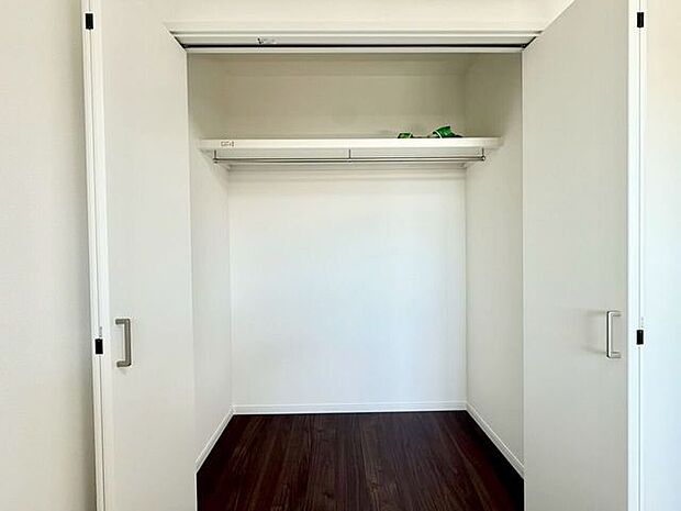 ＊2階　南側5.3帖居室　収納＊