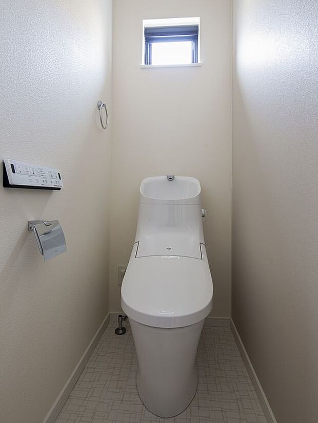 施工例：ウォシュレット付きの高機能トイレ。