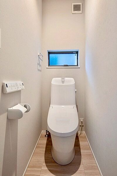 清潔感のあるトイレは、シンプルで落ち着いたデザインが特徴です。便座洗浄機能が付いており、常に清潔を保ちやすく、より快適にご利用いただけます。
