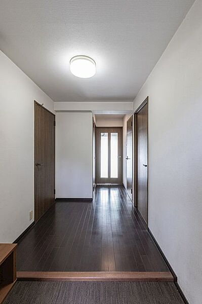 ゆとりのある玄関。各居室にスムーズにアクセスでき、住まい全体が使いやすい動線です！