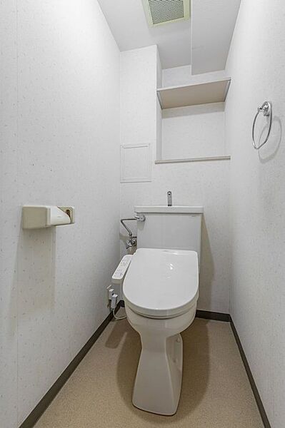 上部には棚を備え、トイレットペーパーなどの収納にも便利です