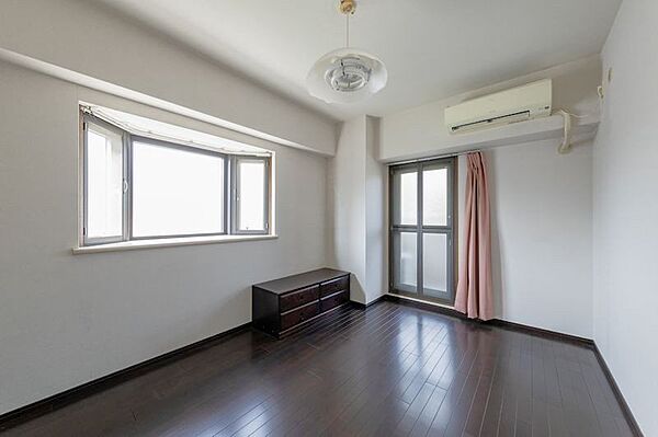 窓から明るい日差しが差し込む居室。主寝室としても使いやすいゆとりのあるお部屋です！