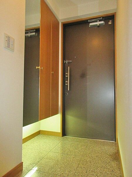 玄関から心地よい風が吹き抜けます。収納力の高いシューズボックスは散らかりがちな玄関もすっきり収納が可能です♪