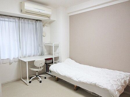 約6帖の明るく清潔感のある洋室。ゆとりある空間に大容量のクローゼットを備え、家具の配置もしやすい使い勝手の良いお部屋です♪