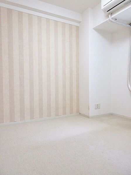 採光良好で明るい洋室。 収納スペースがございますので、子供部屋としてもご使用いただけます♪