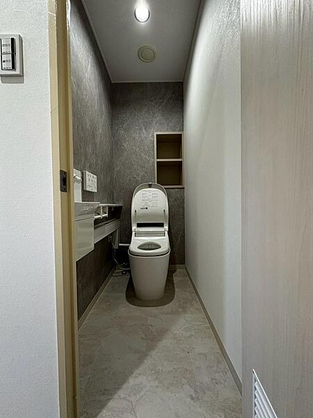 自動開閉式トイレです。改装中（現況写真）