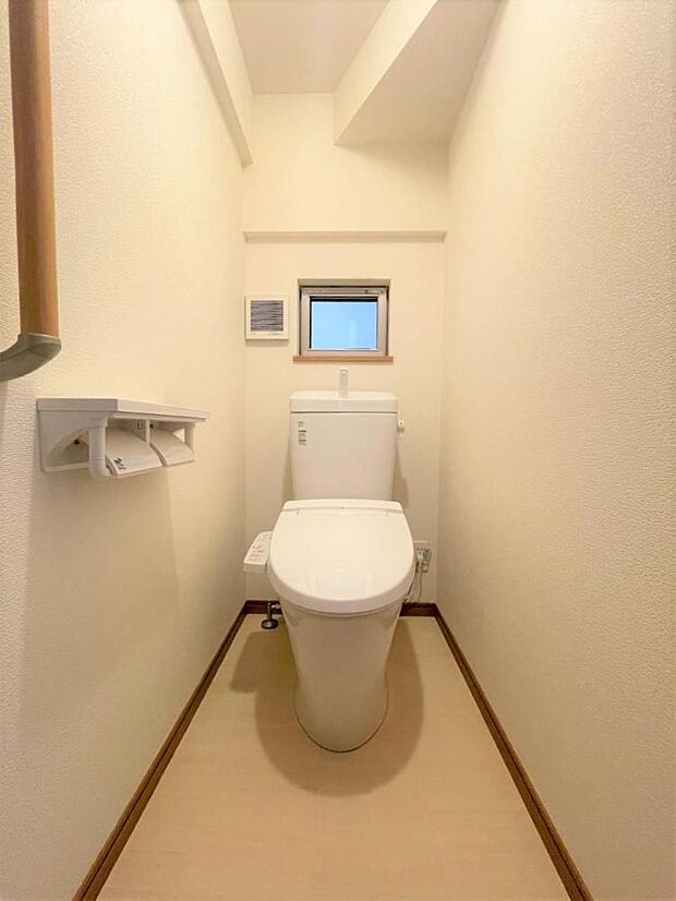1FのトイレはLIXIL製で温水洗浄付きです。手すりもついているのは嬉しいポイントです。
