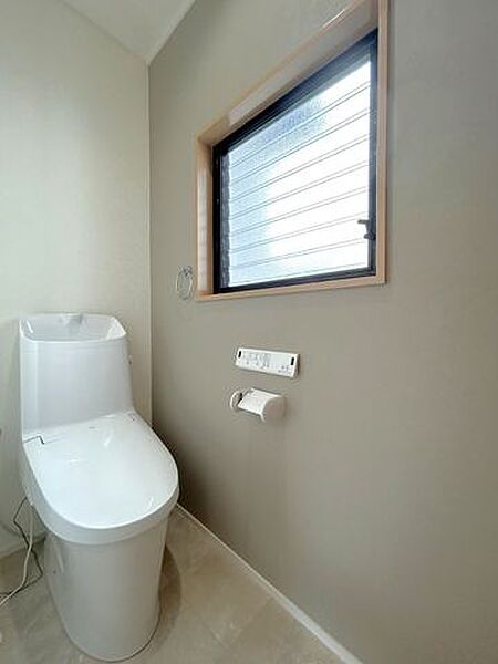 【リフォーム完成】2Fトイレも新品交換済みです。CF・クロス張替えも行い、清潔感のある空間に仕上げました。温水洗浄便座付きです。