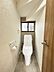 トイレ：【リフォーム完成】トイレは新品交換済みです。CF・クロス張替えも行い、清潔感のある空間に仕上げました。温水洗浄便座付きです。
