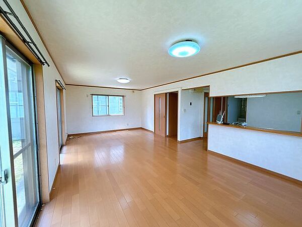 【リフォーム中】リビング21帖の写真です。キッチンを新品交換いたします。広々としているので、大きめのソファーやテレビボードを置くこともできますね。
