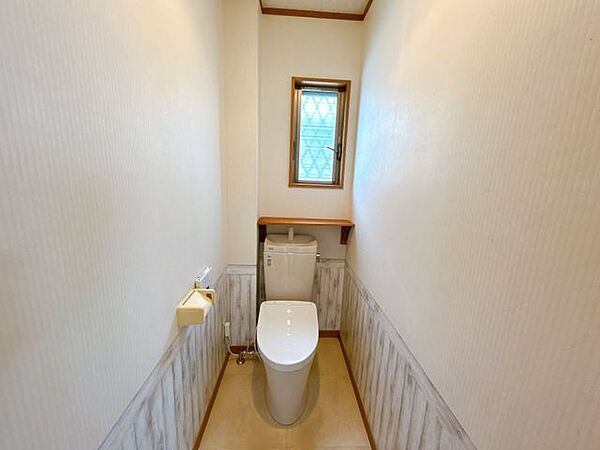 【リフォーム中】トイレは新品交換いたします。クッションフロアの張替え、壁天井のクロス張替を行います。