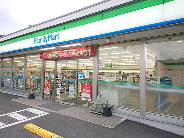 ファミリーマート串木野インター前店様まで約1300ｍです。