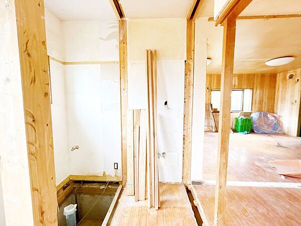 【リフォーム中9/7撮影】洗面台はハウステック制のものに新品交換、間取り変更予定です。