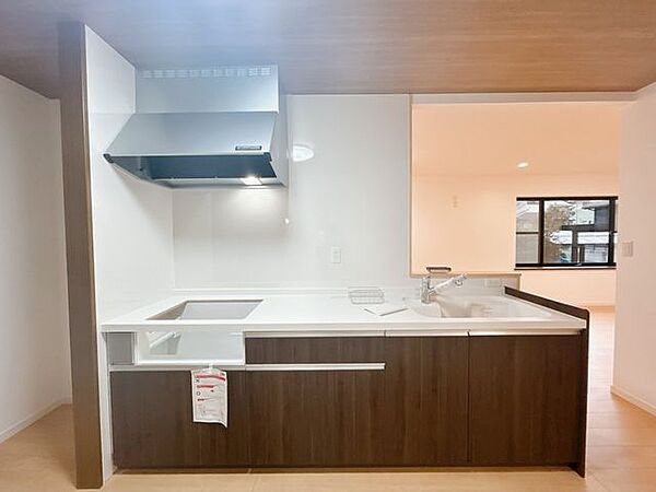 【リフォーム済】キッチンはLIXIL製のシステムキッチンに新品交換いたしました。部屋の雰囲気に合わせて扉色はプレーンウォルナットを採用しました。横幅も255cmタイプの物なのでキッチンが広々と使えそ…