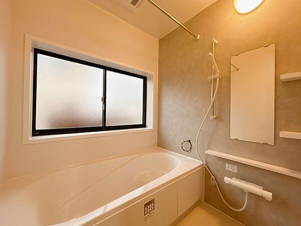 【リフォーム済】浴室はLIXIL製のユニットバスに新品交換いたしました。約1坪タイプの広さなので、足を伸ばして1日の疲れをゆっくりとることができますよ。また、小さいお子さんと一緒に入られても良さそう…