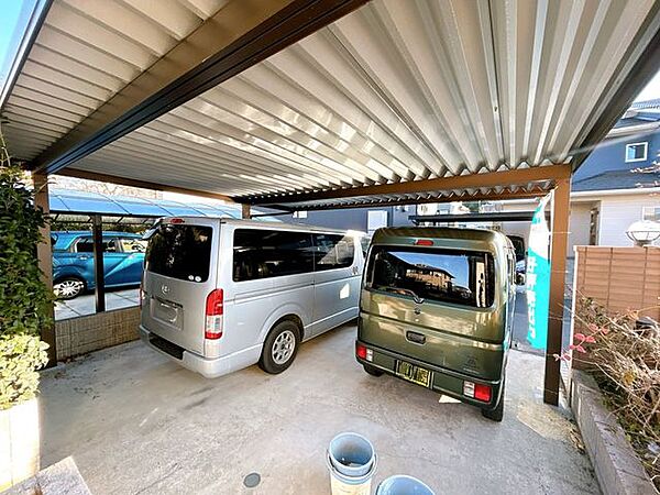 【リフォーム済】駐車場です。既存のカーポート付きで、並列2台駐車可能です。