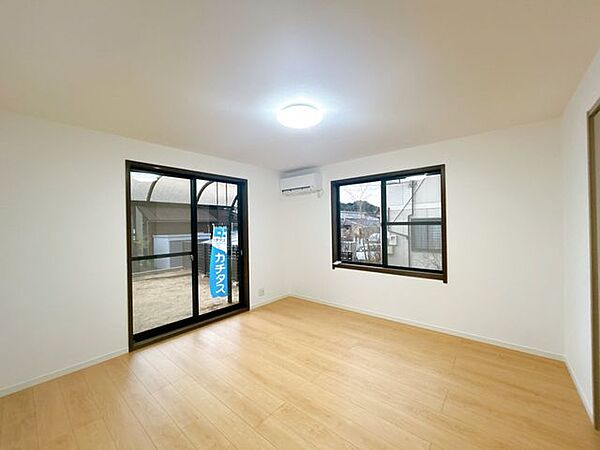 【リフォーム済】1階和室は洋室に間取り変更いたしました。建具・照明器具の交換、壁・天井のクロス張替え、床張り、クローゼットの新設済の状態です。