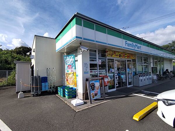 【周辺環境】ファミリーマート伊集院町妙円寺店様まで約1.3ｋｍ（徒歩17分/車4分）です。近くにコンビニがあると便利ですよね。 1300m