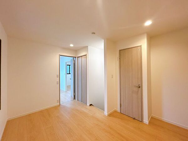【リフォーム済】2階廊下です。建具・照明器具の交換、壁・天井のクロス張替え、床張りをおこないました。インテリア雑貨を置いたり、漫画本を置いたりなど趣味に合わせた空間利用で映えるスペースです。