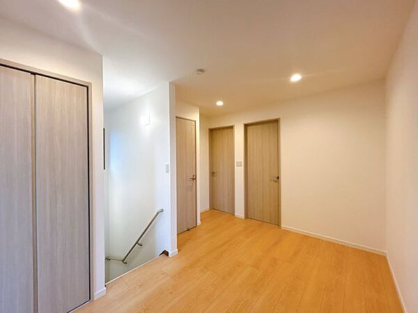 【リフォーム済】階段を上がってすぐの場所に、廊下収納がございます。建具の交換、内部のクロス張替え、床張りをおこないました。掃除機などを入れておくのも便利そうですね。