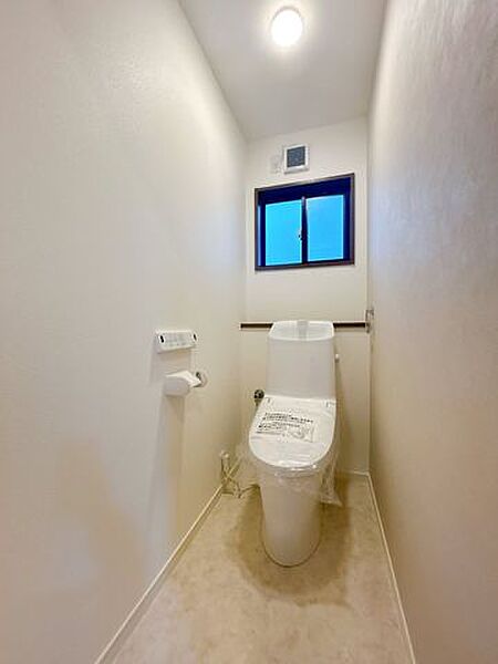 【リフォーム済】2階トイレも1階と同様、LIXIL製のものに新品交換いたしました。直接肌に触れる部分なので新品が嬉しいですよね。