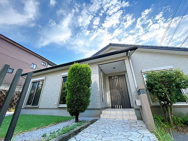 【リフォーム中】玄関です。アプローチは高圧洗浄を行います。