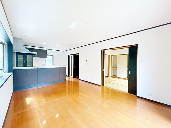 【リフォーム中】リビングです。クロスの張替えをおこないます。対面キッチンが嬉しいですね。