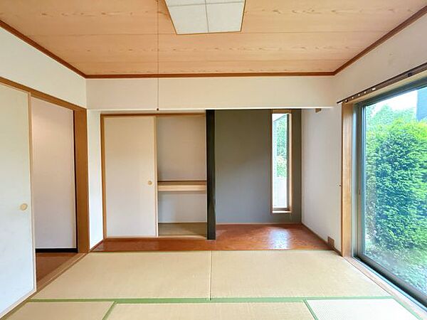 【リフォーム中】和室です。リビングと繋がっています。クロスの張替えをおこないます。