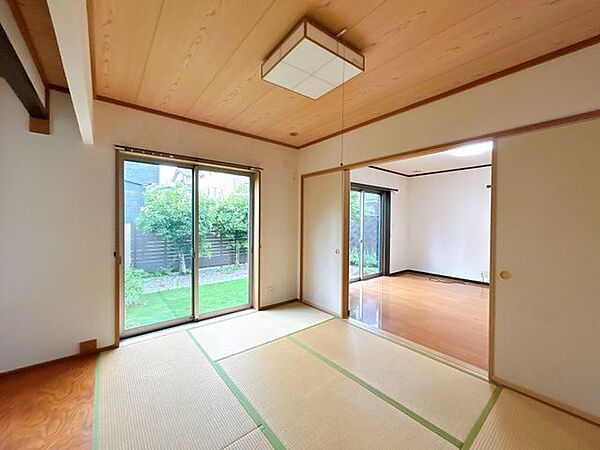 【リフォーム中】和室別角度です。掃き出し窓からはお庭が見えます。クロスの張替えをおこないます。