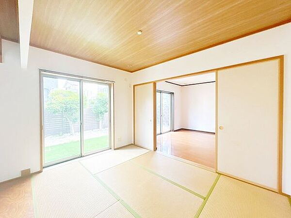 【リフォーム中】和室別角度です。掃き出し窓からはお庭が見えます。クロスの張替えをおこないます。